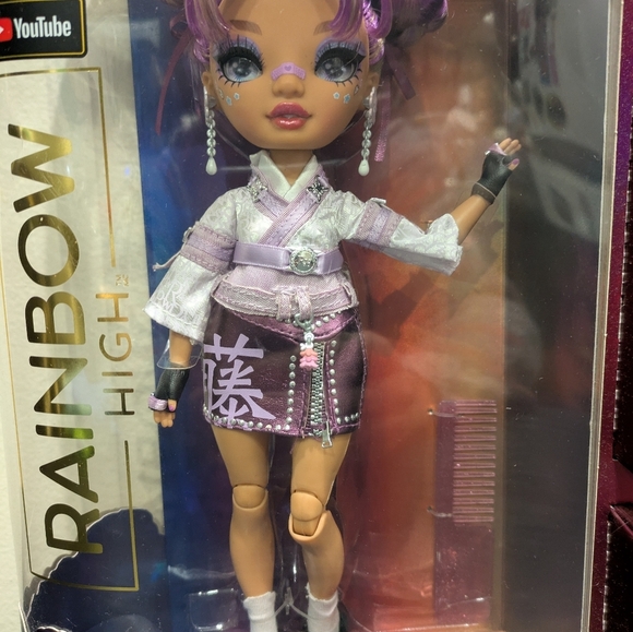 Rainbow High Fashion Set with Burgundy Accents Lila Yamamoto - Picture 3 of 11